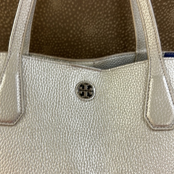 🔥🔥🔥Tory Burch Perry Silver Metallic Leather Tote Shoulder Bag - Picture 3 of 14